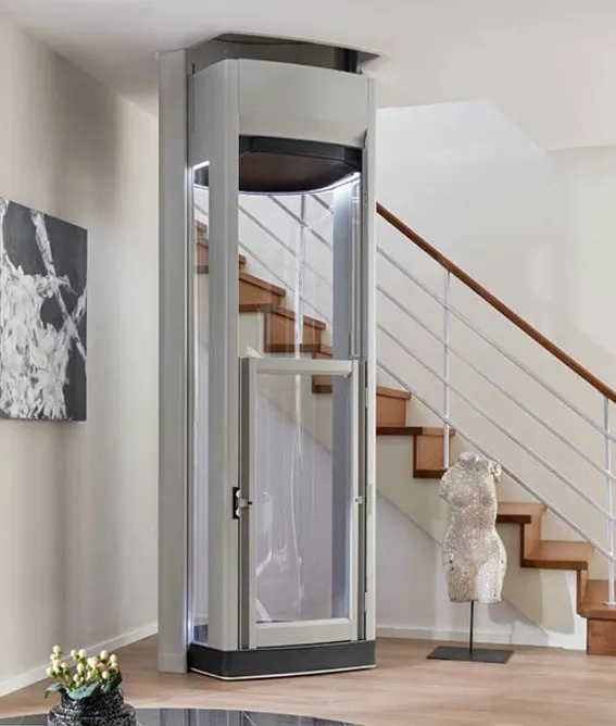 Elevador personal de cabina cerrada instalado junto a la escalera en el interior de una casa