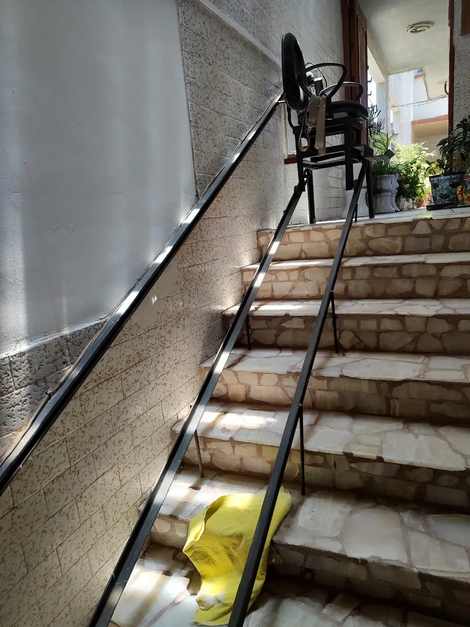 Silla salvaescaleras recta instalada sobre una escalera exterior de piedra